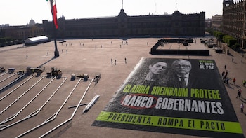 Activistas instalan lona con imagen de Sheinbaum y Rocha Moya en el Zócalo: exigen romper el “pacto de impunidad”