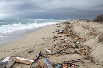 Escombros en una playa cerca