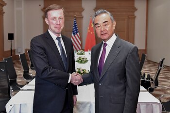 Representantes de EEUU y China se reunirán en Bangkok en un intento por aliviar las tensiones bilaterales. (AP/Lian Yi)
