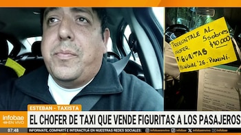 Es taxista y sumó un ingreso extra: vende figuritas del Mundial a pasajeros