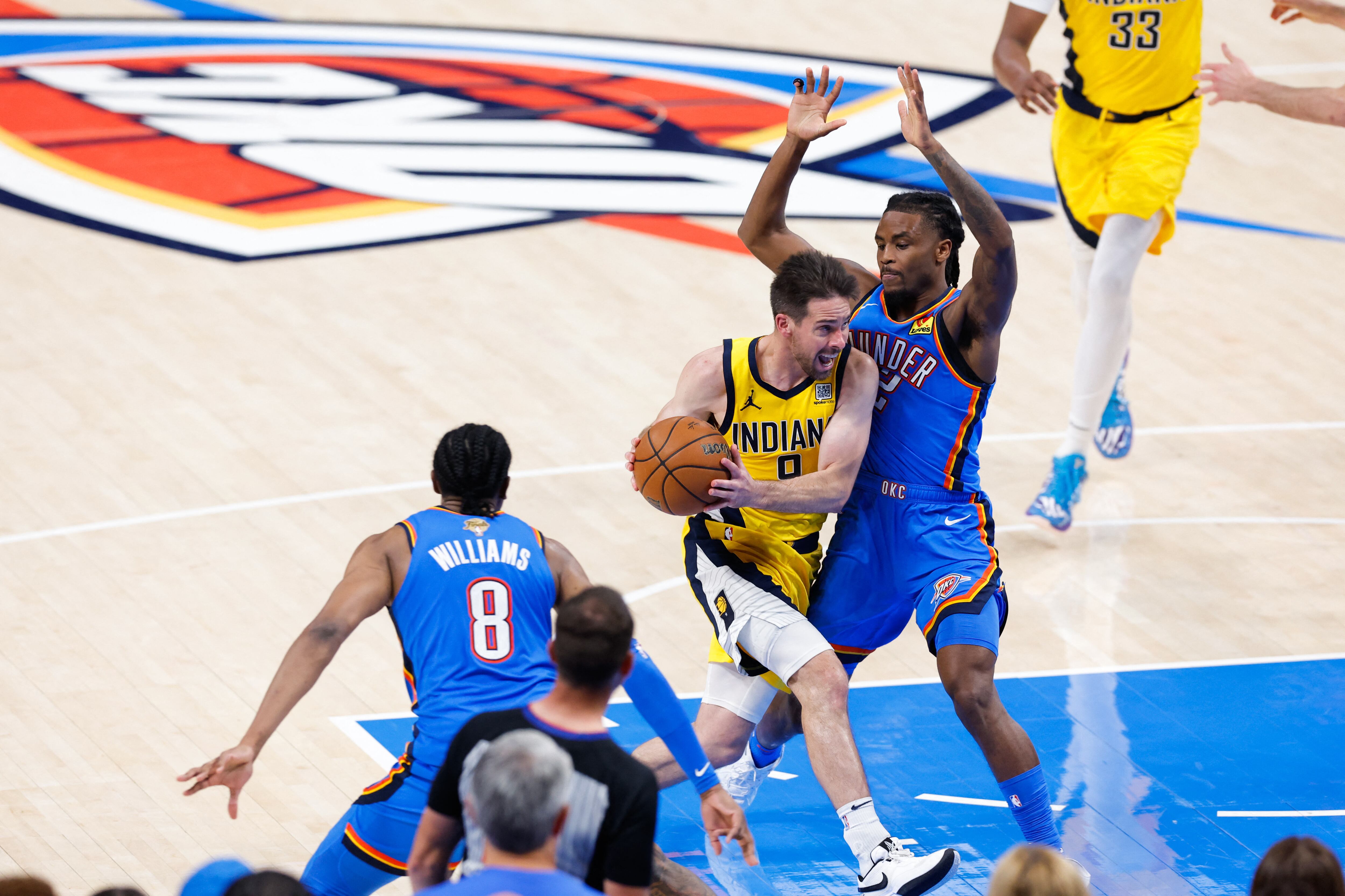 Equipos como Oklahoma City perfeccionan la defensa colectiva con rotaciones instintivas (Mandatory Credit: Alonzo Adams-Imagn Images)