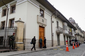 Funcionarios ingresando a la Casa