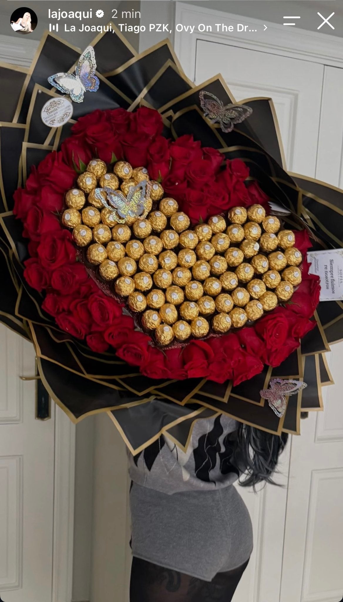 La Joaqui mostró el ramo de flores que recibió y recordó su época con Luck Ra