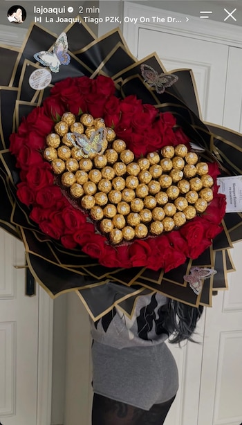 La Joaqui mostró el ramo de flores que recibió y recordó su época con Luck Ra
