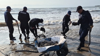 Autoridades exhortaron a la población a evitar el contacto con material oleoso, reportar hallazgos a las autoridades y respetar las áreas acordonadas donde se realizan trabajos de saneamiento.