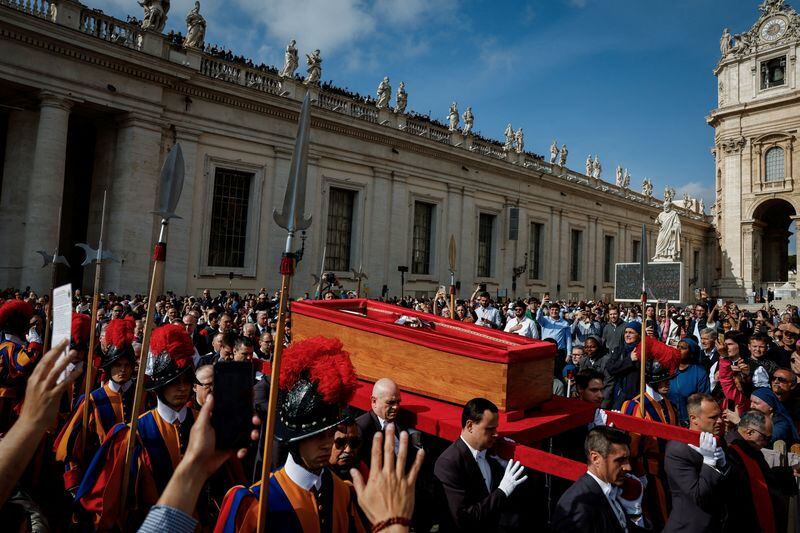 El cuerpo del papa Francisco es llevado en un ataúd a la Basílica de San Pedro del Vaticano el día de su traslado, en el Vaticano, el pasado 23 de abril (REUTERS/Susana Vera)