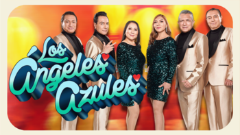 Cuatro hombres con trajes dorados y dos mujeres con vestidos de lentejuelas verdes posan frente a un fondo difuminado, con el nombre Los Ángeles Azules