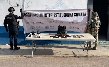 El armamento, los cartuchos, el chaleco táctico y las cámaras de videovigilancia quedaron a disposición de la Fiscalía General de la República. (X @sspsinaloa1)