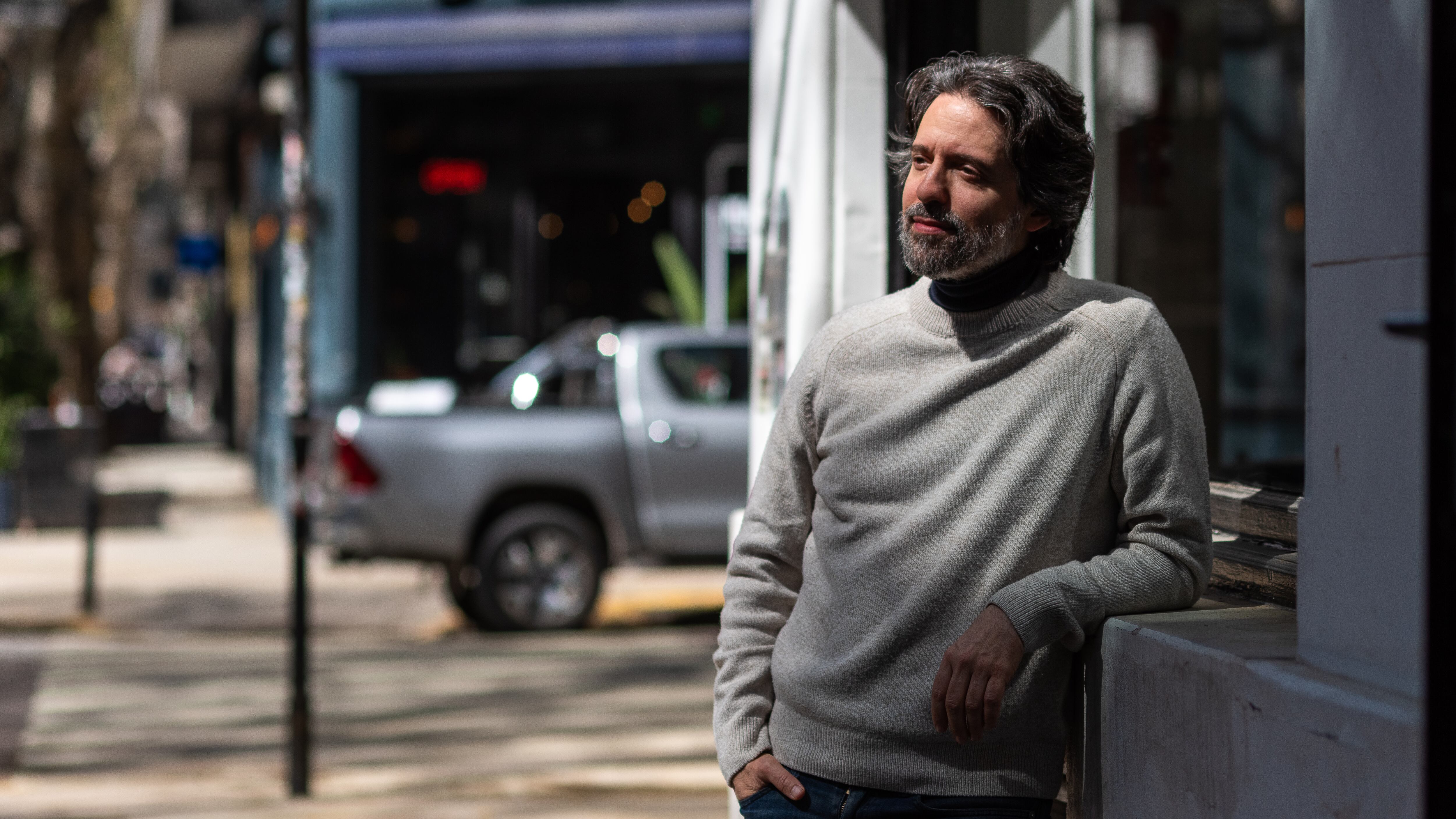 Andrés Neuman, una mañana de casi primavera en su Buenos Aires natal.