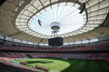 Operarios preparan el césped temporal en el BC Place de Vancouver, una de las 16 sedes que repartirán los 104 partidos del Mundial entre Estados Unidos, Canadá y México. (Darryl Dyck/The Canadian Press vía AP/archivo)