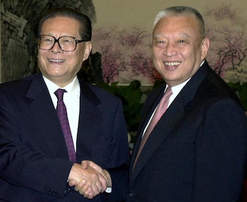 El entonces presidente chino Jiang Zemin junto a Tung Chee-hwa, líder de Hong Kong en ese momento, durante una visita de este último a Pekín, el 27 de octubre de 2000. (Reuters)