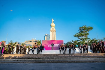 Con música de mariachi, serenatas y la tradicional repartición de atol shuco, los capitalinos le dieron la bienvenida a las Fiestas Agostinas 2026 durante la alborada matutina (Cortesía: San Salvador Centro).