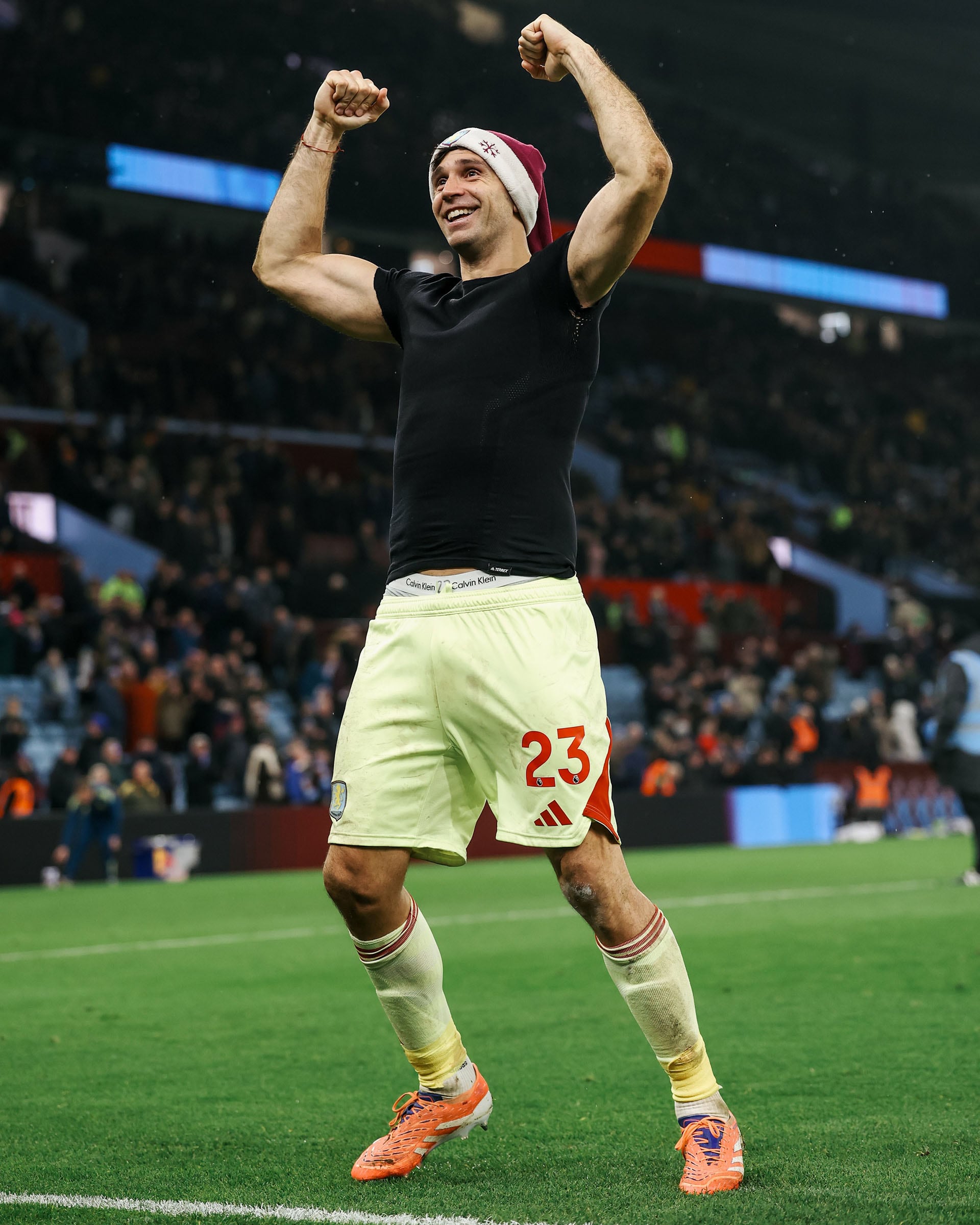 El Dibu Martínez celebró con un gorro de Papá Noel tras el triunfo contra Manchester United (@AVFCOfficial)