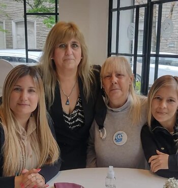 Madre e hija junto a