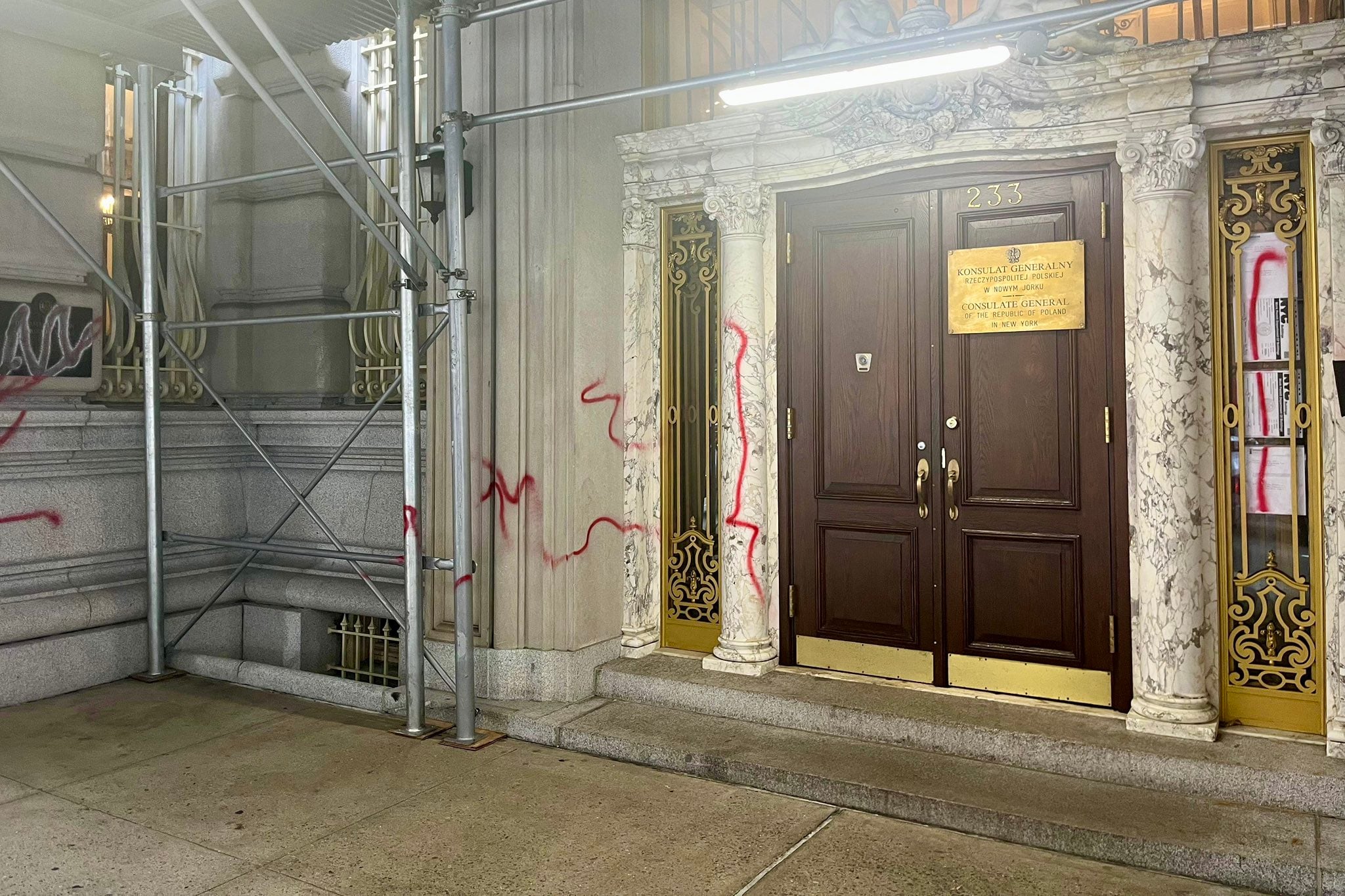 Funcionarios y concejales de Nueva York condenaron el vandalismo reiterado contra la sede diplomática y exigieron una respuesta urgente (X: @p_zuchowski).