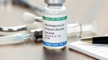 Segundas dosis de vacuna contra la meningitis ofrecidas tras el brote en el Reino Unido