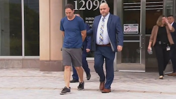 Brendan Banfield conducido esposado por