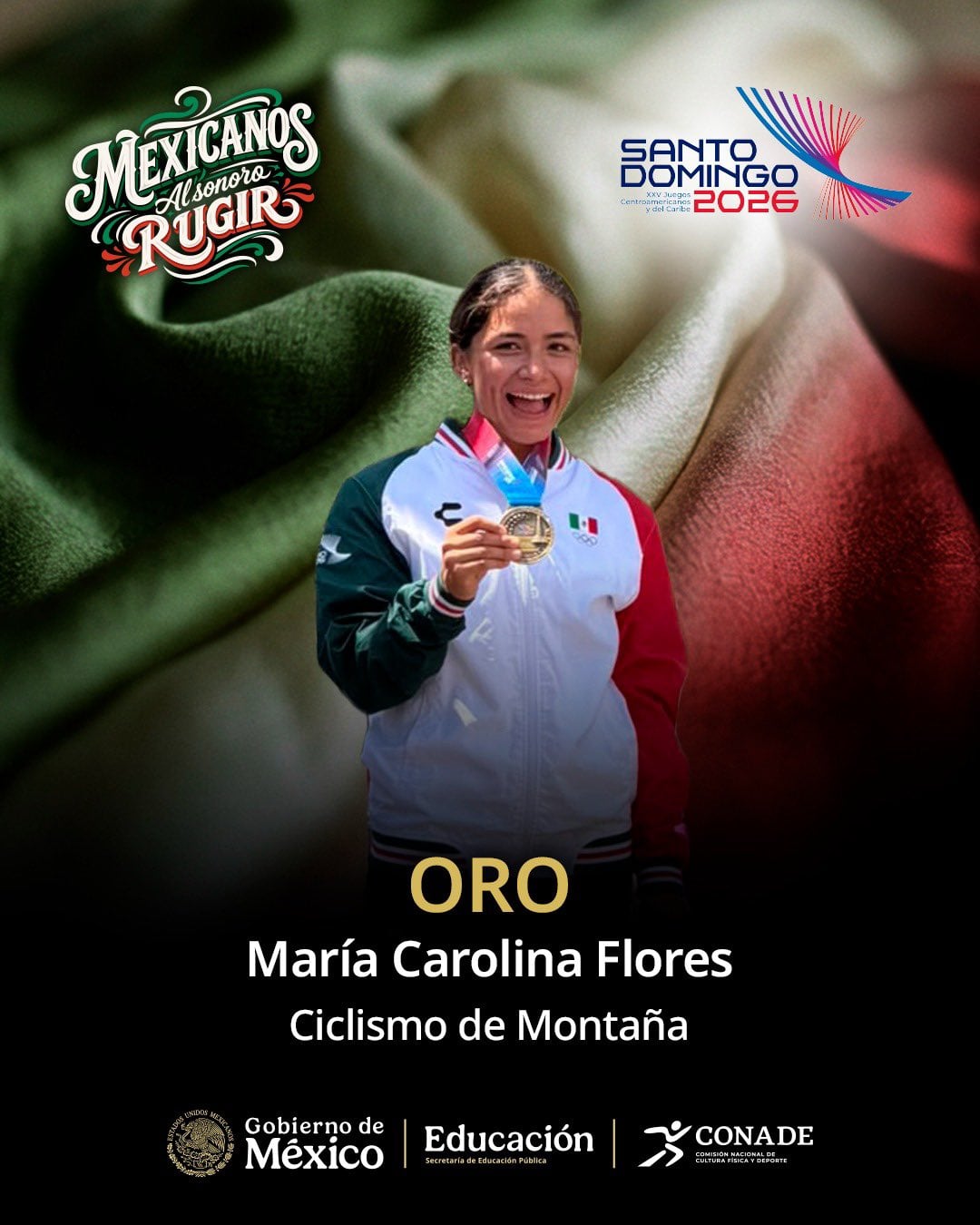 La ciclista mexicana María Carolina Flores exhibe su medalla de oro en ciclismo de montaña de los Juegos Centroamericanos y del Caribe Santo Domingo 2026. (X / CONADE )