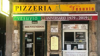 Puerta de la pizzería Vesuvio