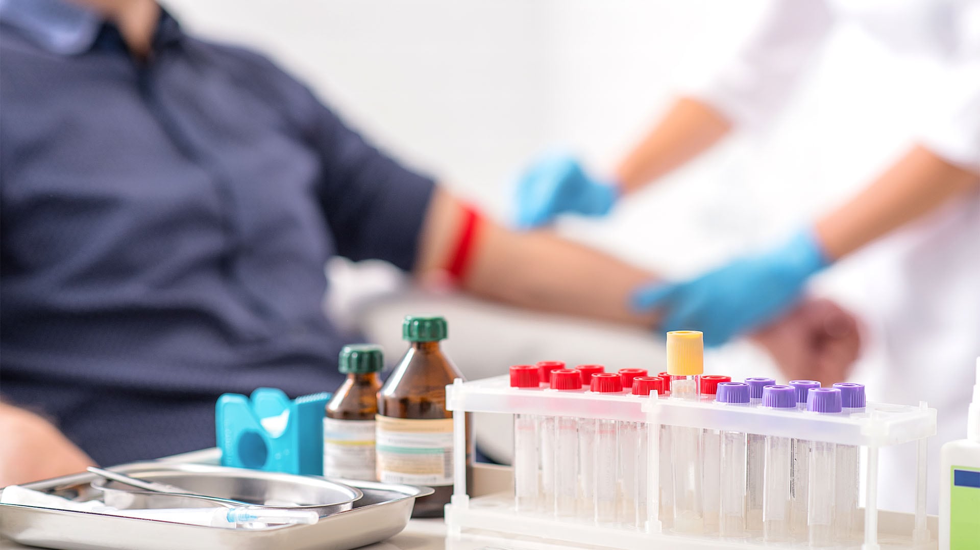 Imagen de archivo de una persona donando sangre. (Shutterstock)
