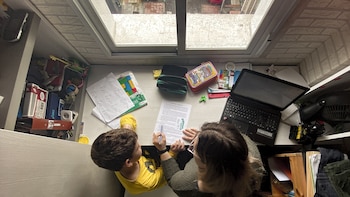La brecha de la conciliación persiste: las mujeres dedican más tiempo al cuidado de hijos y familiares dependientes y reducen más su jornada laboral