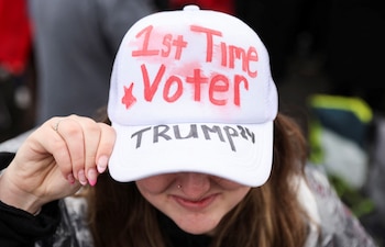 Una mujer lleva una gorra
