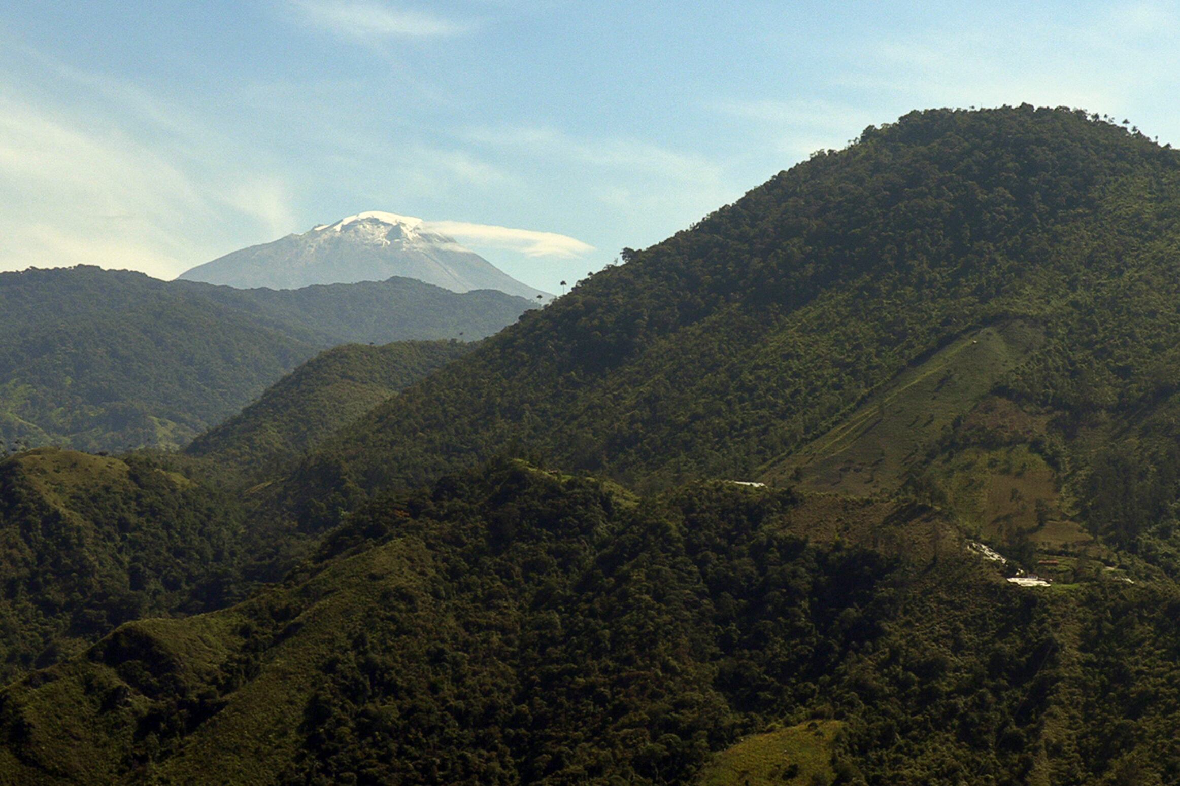 Fotografía del 31 de agosto de 2024 que muestra el Cerro Machín (d) y el Nevado del Tolima (i) en Toche (Colombia). EFE/ Juan Diego López