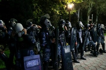 Policías en Bishkek. REUTERS/Vladimir