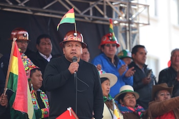 Mario Argollo, máximo dirigente de la Central Obrera Boliviana (COB), durante un acto por el Día del Trabajo en El Alto el 1 de mayo. Argollo fue acusado de terrorismo tras las protestas contra el presidente Paz. (EFE/archivo)