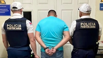 Agente penitenciario ocultaba casi 800 gramos de aparente droga en su cuerpo para ingresarlos a cárcel de Costa Rica