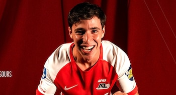 Con el Tiloncito Chávez de inicio, el equipo de Leeroy Echteld logró sumar, mantener el arco intacto y arrancar la campaña arriba en la clasificación con buenas sensaciones. (X/ @AZAlkmaar)