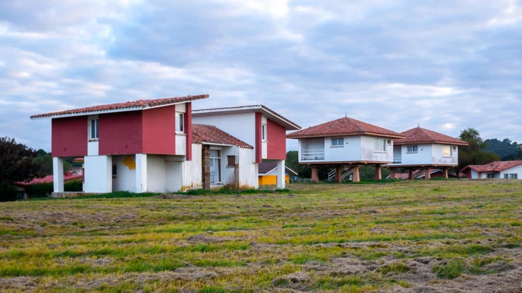 El complejo fue diseñado por los hermanos Somolinos, que concibieron 35 tipologías arquitectónicas