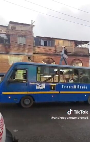 Pasajero arriesga su vida en