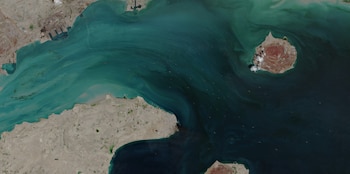 El barril de Brent alcanzó los 95,48 dólares y el West Texas Intermediate los 89,61 dólares en medio de la volatilidad geopolítica. (EUROPEAN UNION/COPERNICUS SENTINEL-2/Handout via REUTERS)