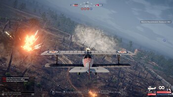 Un biplano vuela sobre un campo de batalla con árboles quemados y una gran explosión, con una interfaz de videojuego visible