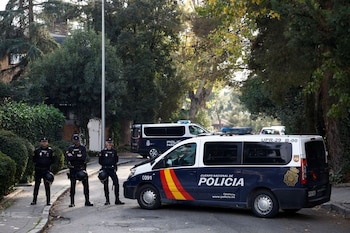 Agentes de polícia frente a