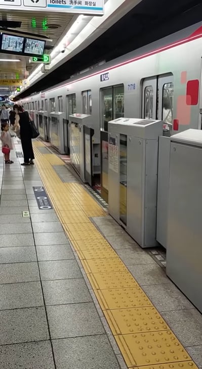 En la capital japonesa, los sistemas de protección física en las plataformas buscan prevenir accidentes y mejorar la seguridad de los pasajeros (Captura de pantalla/@japon-alternativo)