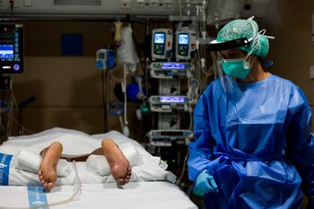 Este martes se publica un ensayo clínico internacional hecho en 42 hospitales de seis países, dos de ellos españoles -Vall d'Hebron y Hospital del Mar-, que ha demostrado que poner a los pacientes no intubados con COVID-19 grave en posición decúbito prono, es decir, boca abajo, mejora su pronóstico y reduce la necesidad de intubación y la mortalidad. En la imagen personal del Servicio de Medicina Intensiva del Hospital del Vall d'Hebron de Barcelona atienden a un paciente acostado en dicha posición. EFE/Quique García