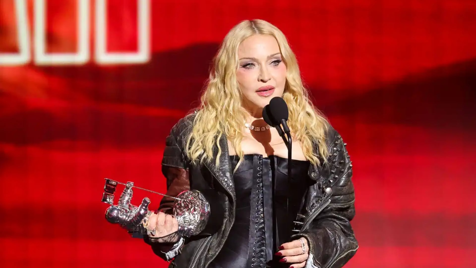 Madonna vuelve a los VMAs y se lleva el premio a Artista del Año. (CBS)