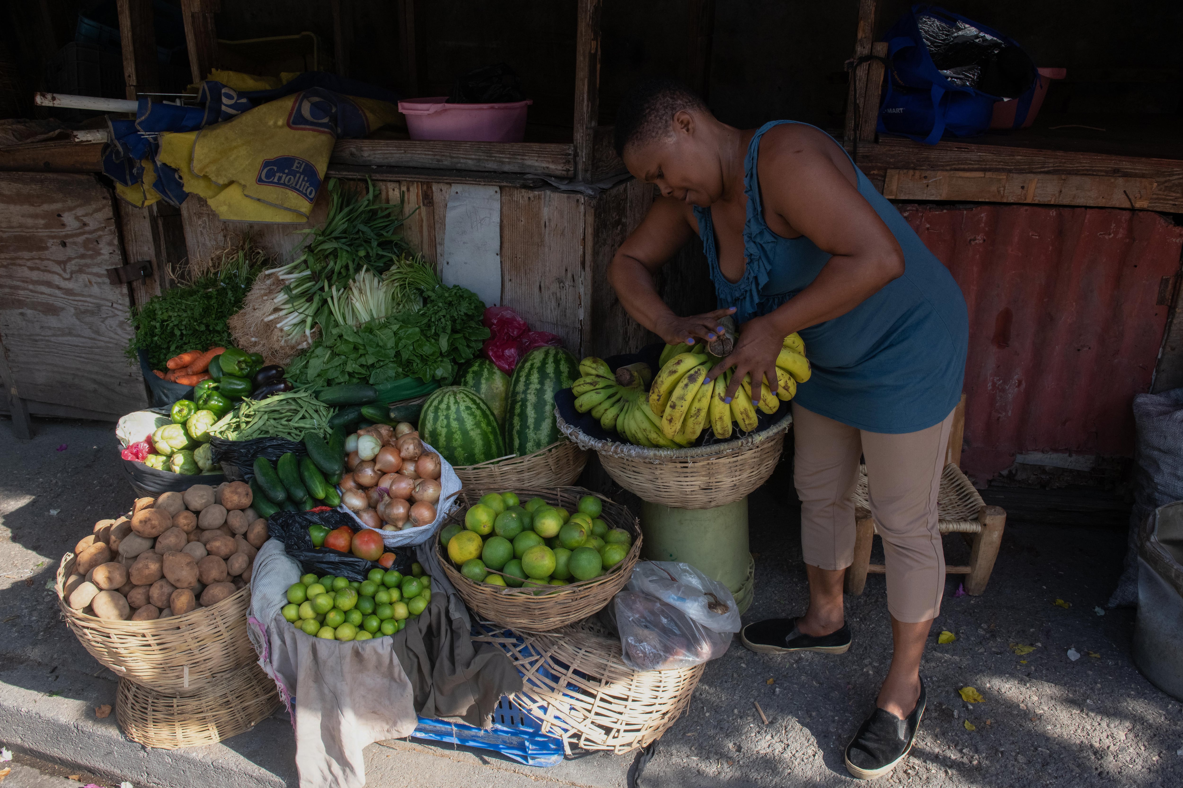 El alza de precios afectó a productos de la canasta básica como café, agua purificada, refrescos, aguacates, ajíes, bacalao, naranjas, yuca, limones agrios y tomates. Foto de archivo. EFE/ Johnson Sabin