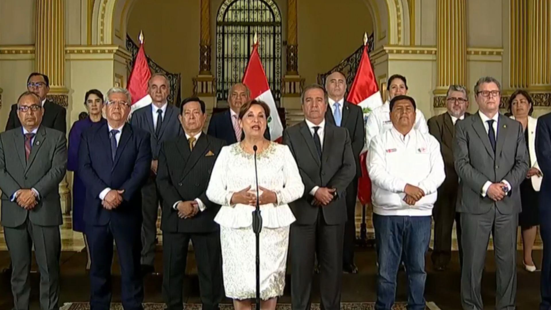 Dina Boluarte, junto a todo el gabinete ministerial de Eduardo Arana, en su último mensaje a la nación tras ser vacada por el Congreso del Perú | Foto captura: Infobae Perú
