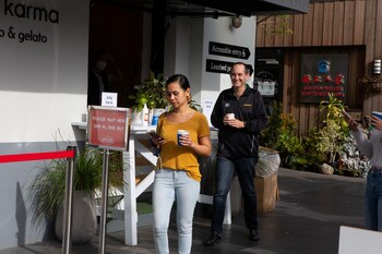 Personas esperando entrar a un