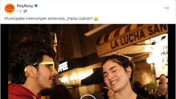 El popular PolyRony fue interrumpido por el municipal cuando entrevistaba a una joven y se le pidió ‘un permiso’ para realizar actividades en la vía pública.