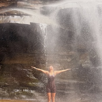 Marcela Kloosterboer en una cascada