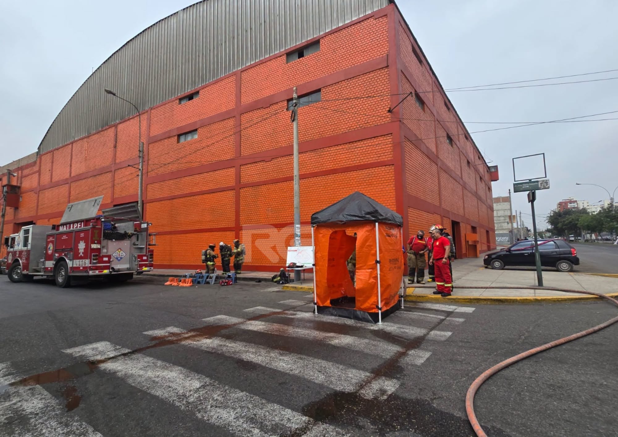 Bomberos atienden una emergencia por el derrame de ácido nítrico frente a una empresa en el Cercado de Lima. (Foto: Facebook / Roger García)