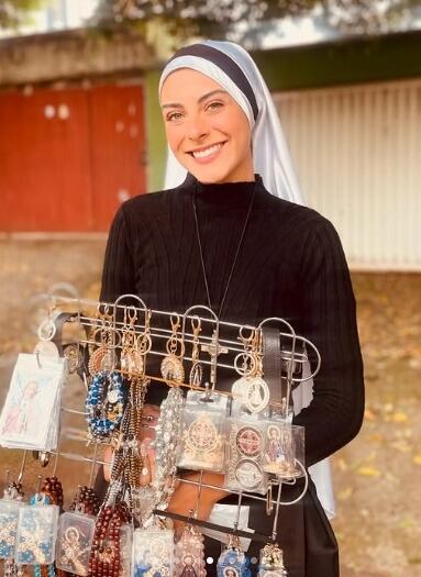 La Hermana Eva se hizo viral tras ser captada vendiendo llaveros para su comunidad. (Instagram/@servasdemariasantissima)