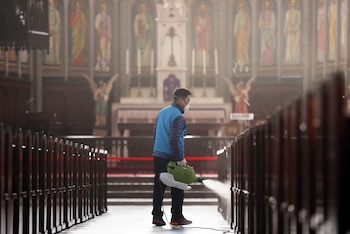 Un hombre limpia una iglesia
