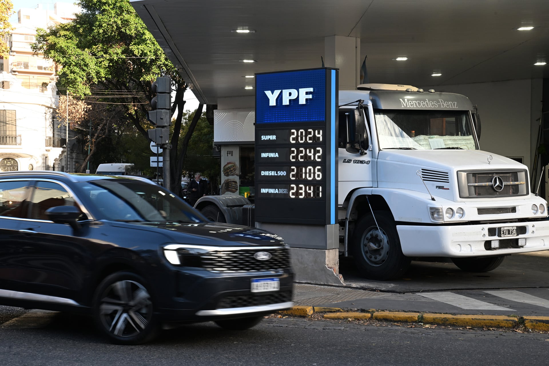 Autos y camiones: el precio del combustible impacta en todo el espectro social y productivo (Foto: Maximiliano Luna)