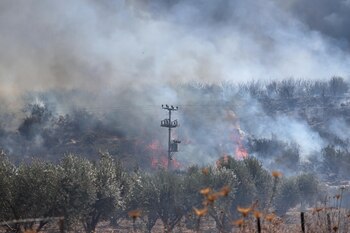 El humo se eleva desde