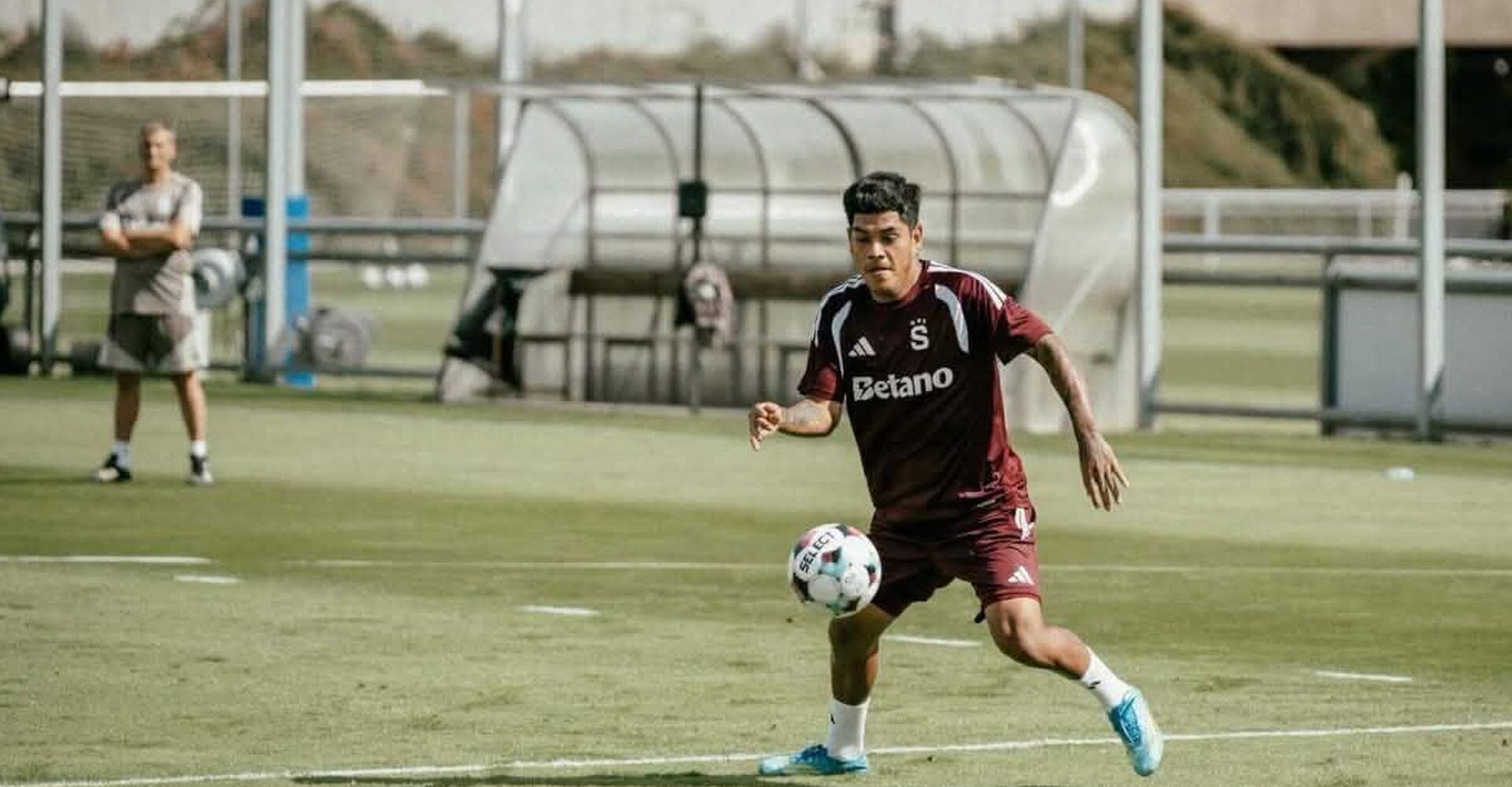 La situación de Joao Grimaldo no se limita a un gesto durante un partido. El extremo peruano busca recuperar protagonismo en un Sparta Praga donde la competencia y las exigencias han aumentado. (Sparta Praga)